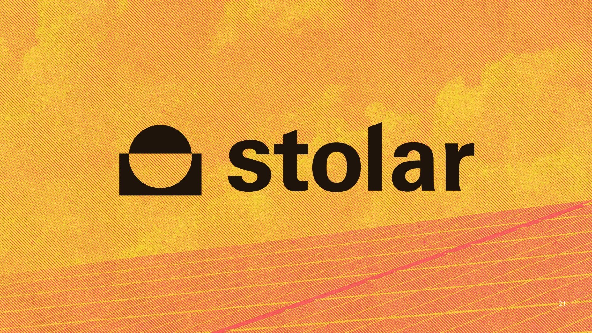 STOLAR Logo vor einem orangefarbenen Hintergrund mit Solarpanel.